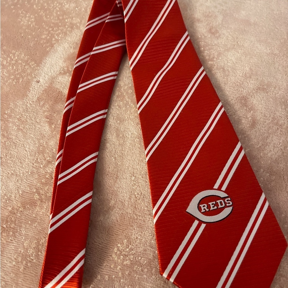 MLB Reds Tie with White Stripes - Picture 4 of 7